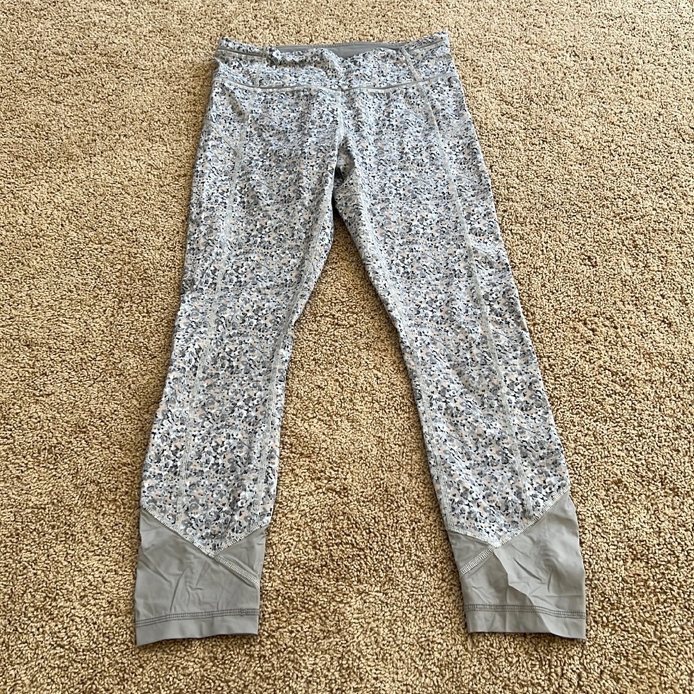 LULULEMON Athletica Size 4 grey printed tights